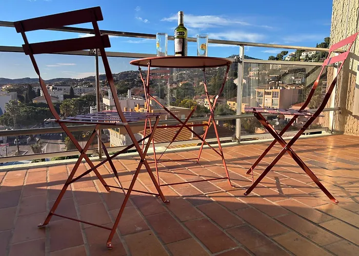 Appartement Grand T2 Dernier Etage Avec Garage A Moins De 300 M Du Centre Et *