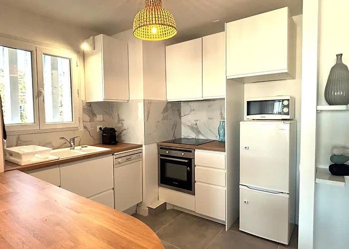 Appartement Grand T2 Dernier Etage Avec Garage A Moins De 300 M Du Centre Et Le Lavandou