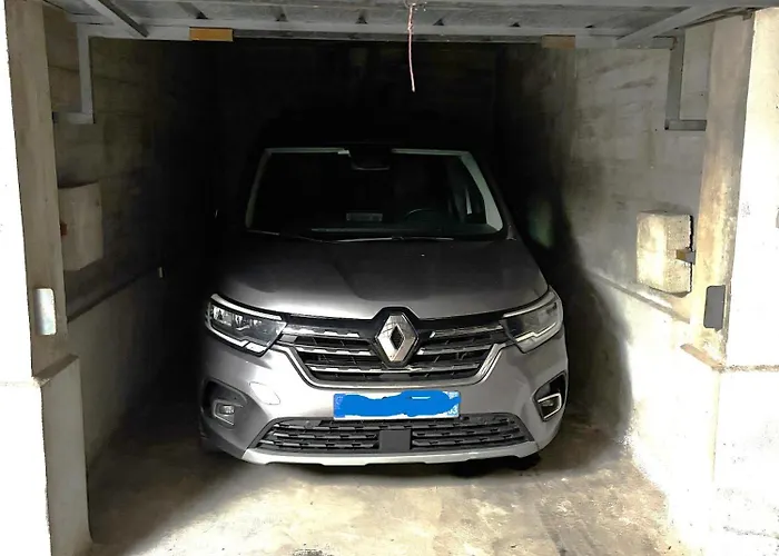 Appartement Grand T2 Dernier Etage Avec Garage A Moins De 300 M Du Centre Et Le Lavandou