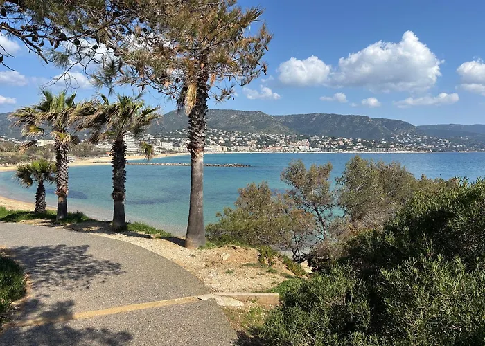 Appartement Grand T2 Dernier Etage Avec Garage A Moins De 300 M Du Centre Et