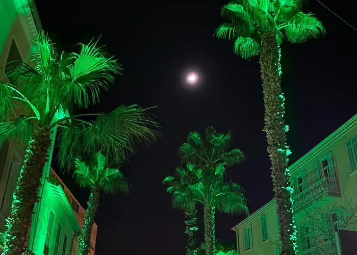 Grand T2 Dernier Etage Avec Garage A Moins De 300 M Du Centre Et * Le Lavandou