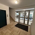 Grand T2 Dernier Etage Avec Garage A Moins De 300 M Du Centre Et Apartment *