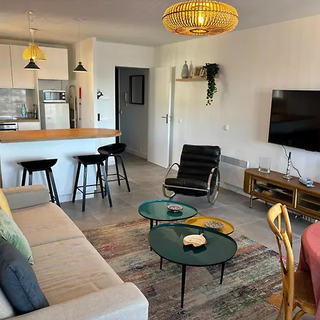 Apartment Grand T2 Dernier Etage Avec Garage A Moins De 300 M Du Centre Et *