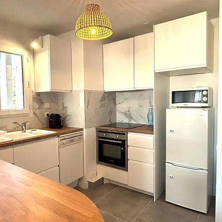 Apartment Grand T2 Dernier Etage Avec Garage A Moins De 300 M Du Centre Et Le Lavandou