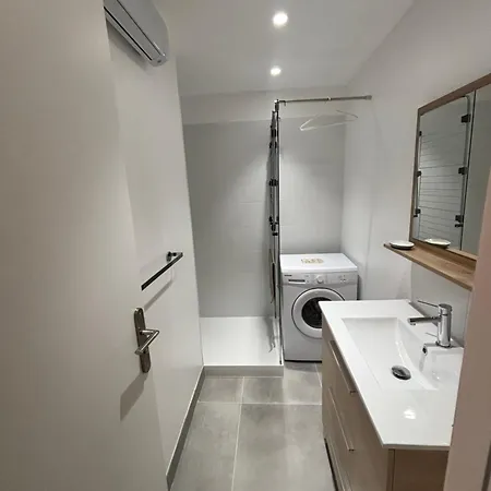 Grand T2 Dernier Etage Avec Garage A Moins De 300 M Du Centre Et Διαμέρισμα Le Lavandou