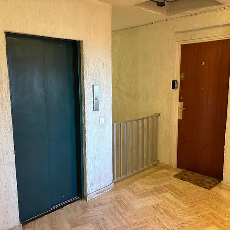 Grand T2 Dernier Etage Avec Garage A Moins De 300 M Du Centre Et Le Lavandou