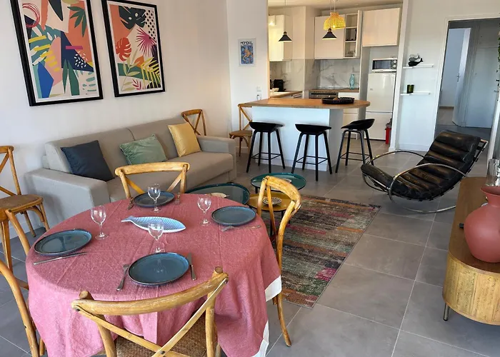 Apartment Grand T2 Dernier Etage Avec Garage A Moins De 300 M Du Centre Et *