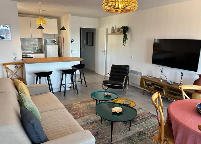 Apartment Grand T2 Dernier Etage Avec Garage A Moins De 300 M Du Centre Et *