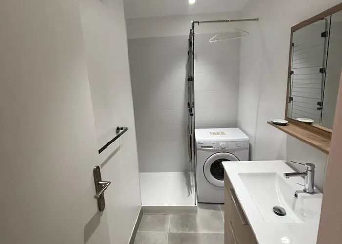 Grand T2 Dernier Etage Avec Garage A Moins De 300 M Du Centre Et Apartment Le Lavandou