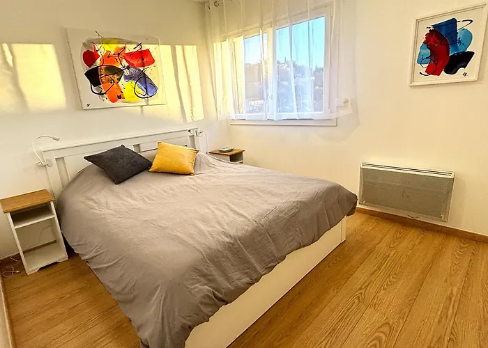 Grand T2 Dernier Etage Avec Garage A Moins De 300 M Du Centre Et