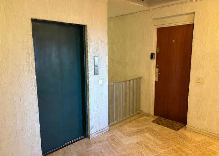 Grand T2 Dernier Etage Avec Garage A Moins De 300 M Du Centre Et Le Lavandou